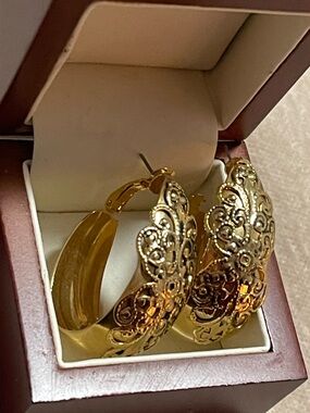 Elegant Gold Filigree Hoop Earrings - Women Jewelry